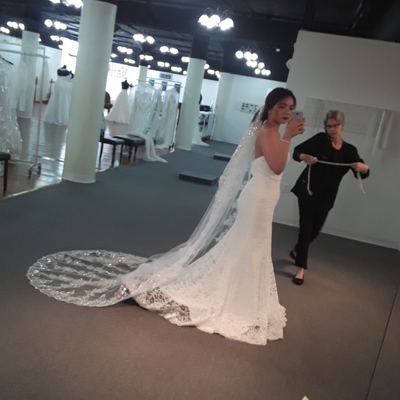 Wedding gown - Picture 3 of 5